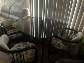 Dinnng Table