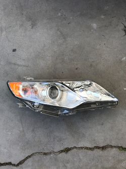 2014 Toyota Camry Rt headlight