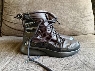 Nike Women's Tanjun Boots Size 8