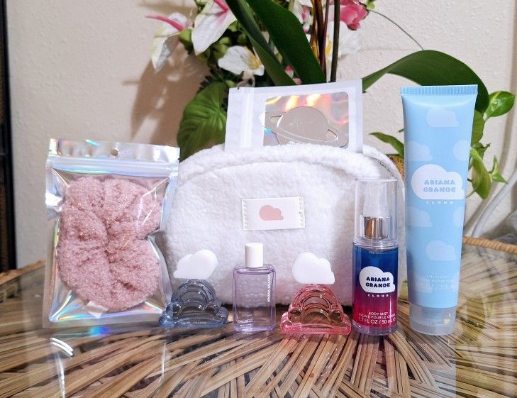 Ariana Grande Mini Fragrance & Accessories Bundle 