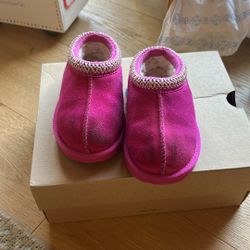 UGG Little Kids slipper Size 8