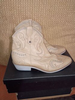 Lady's boots brand new