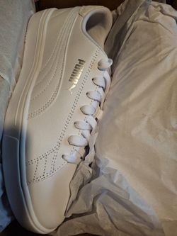 Womens PUMAs