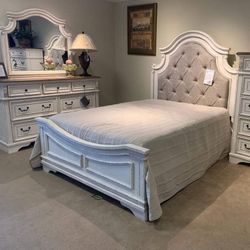 Realyn Chipped White Panel Bedroom Set