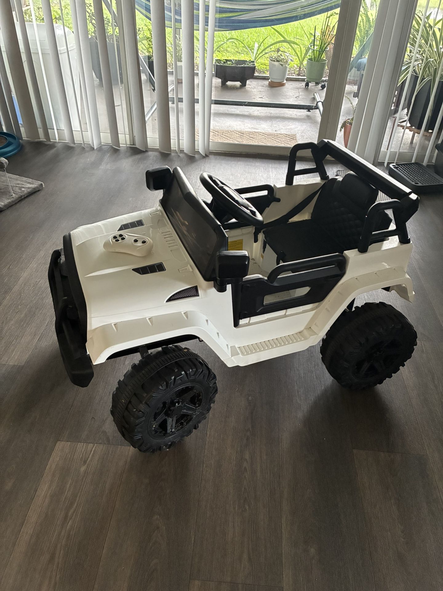 12V Kids Ride On Truck Car with Parent Remote Control. 