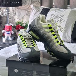 Air max Neon yellow size 9.5