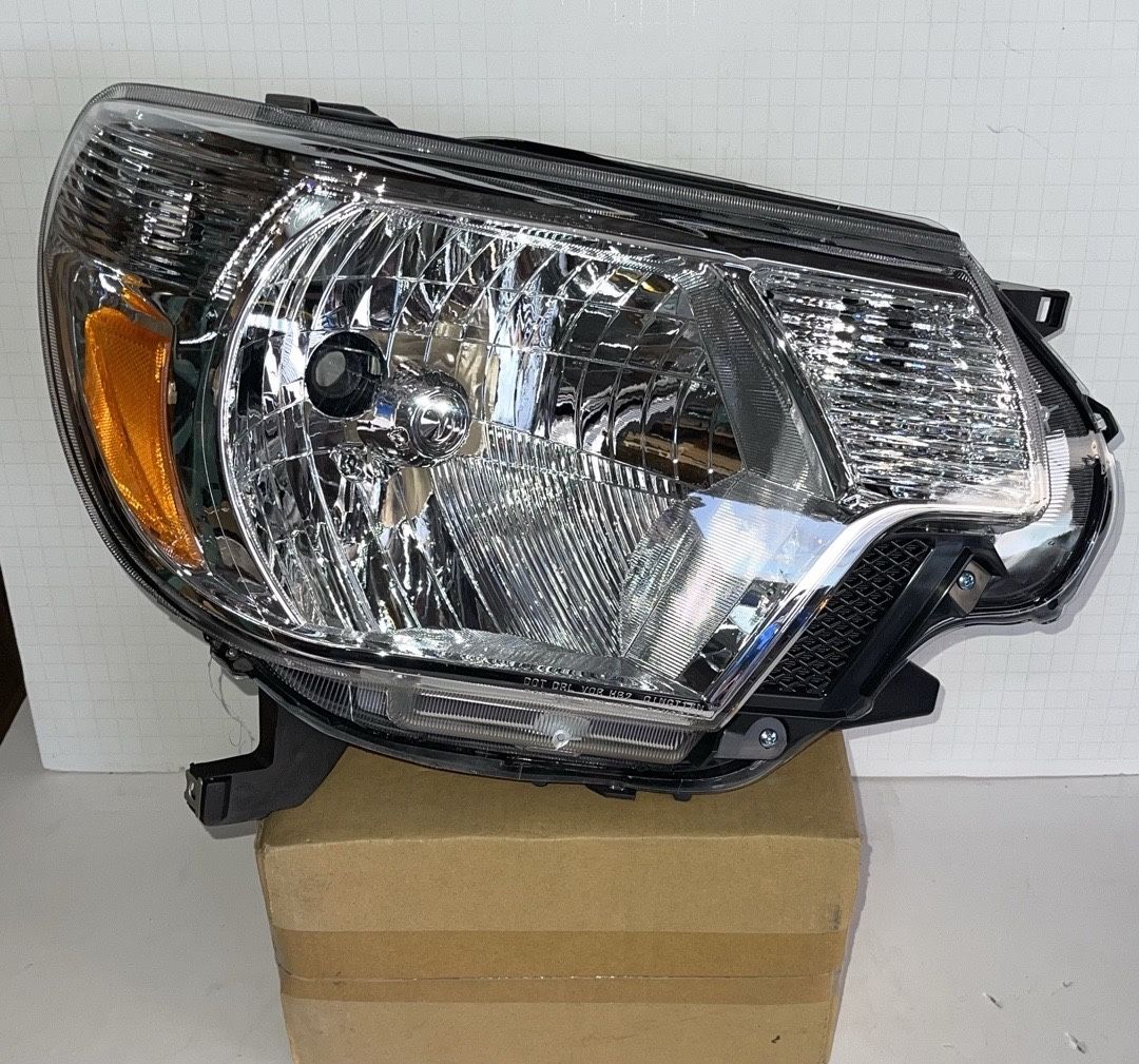 Toyota Tacoma Passenger Side Headlight for 2012 to 2015