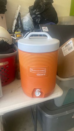 Rubbermaid 2 gallon tank.
