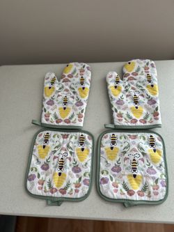 Pot Holder (2) And Oven Mitts  (2)