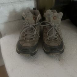 Vibrant Hiking boots 