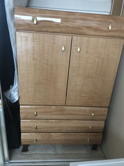 Armoire very good condition!!