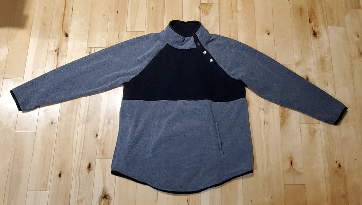 Maurices 1/4 Snap Gray & Black Fleece with Front Pocket (XL)