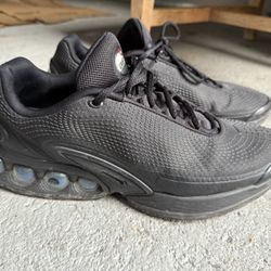 Black Nike air maxes 