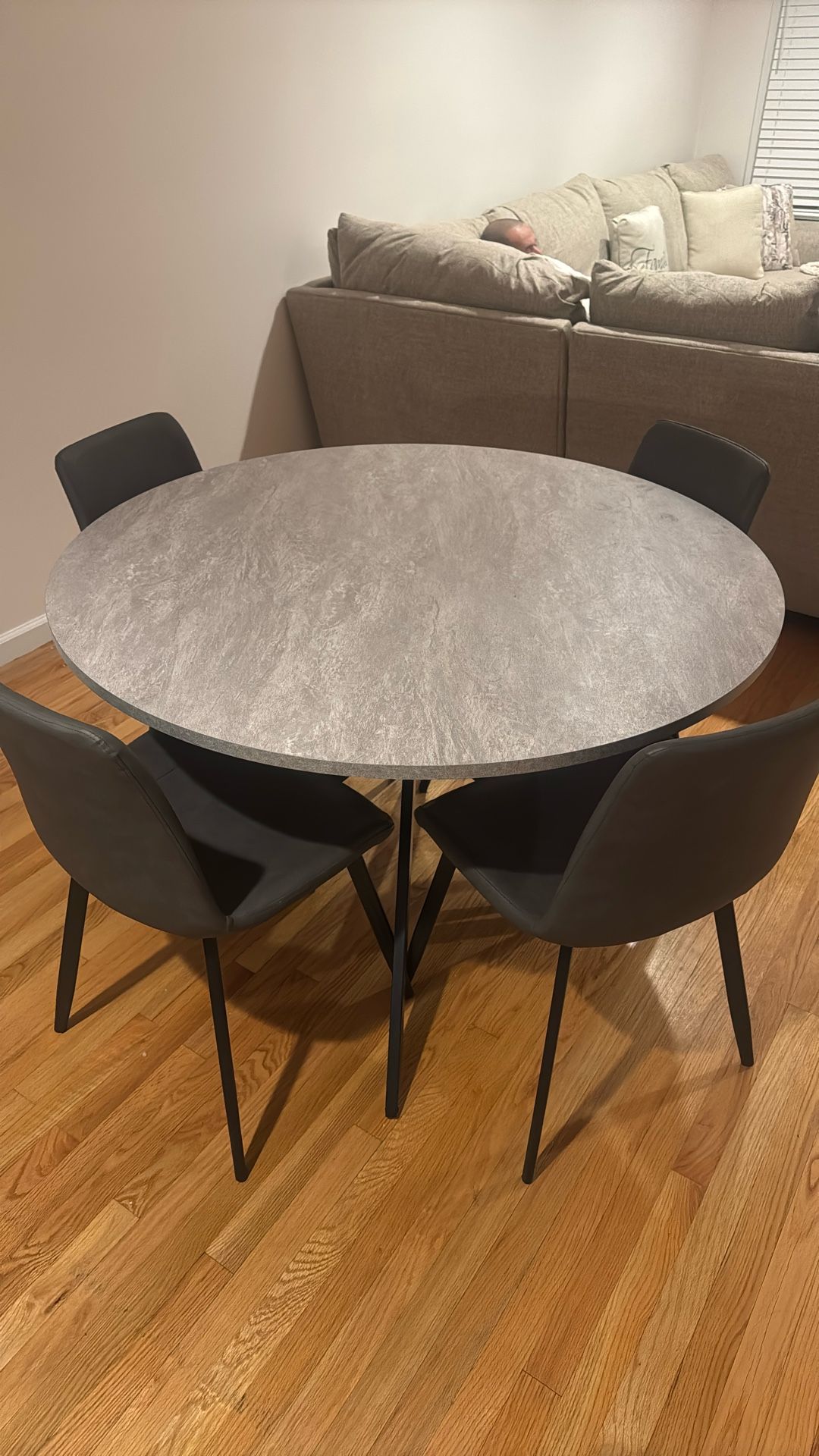 Round Table With 4 Chairs