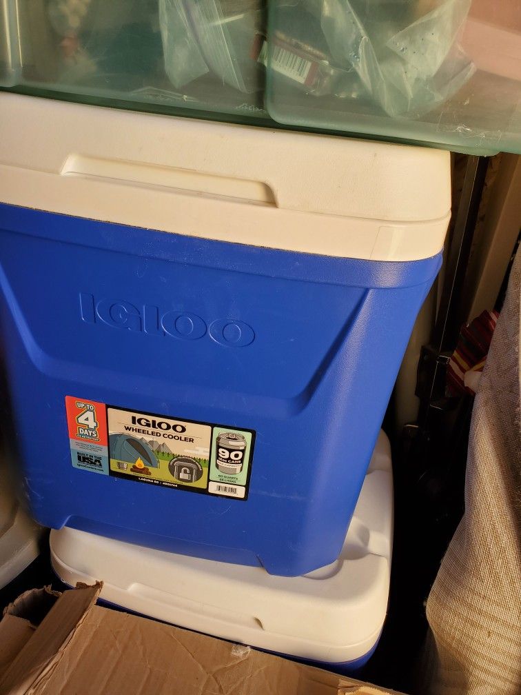 Igloo Pull Up Handle And Wheels
