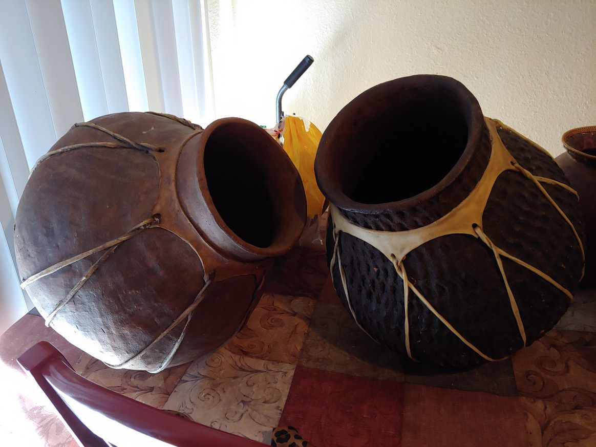 2 authentic hide barrels and also a 32 inch TV