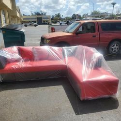 Black and Red Sectional with 7 pillows included