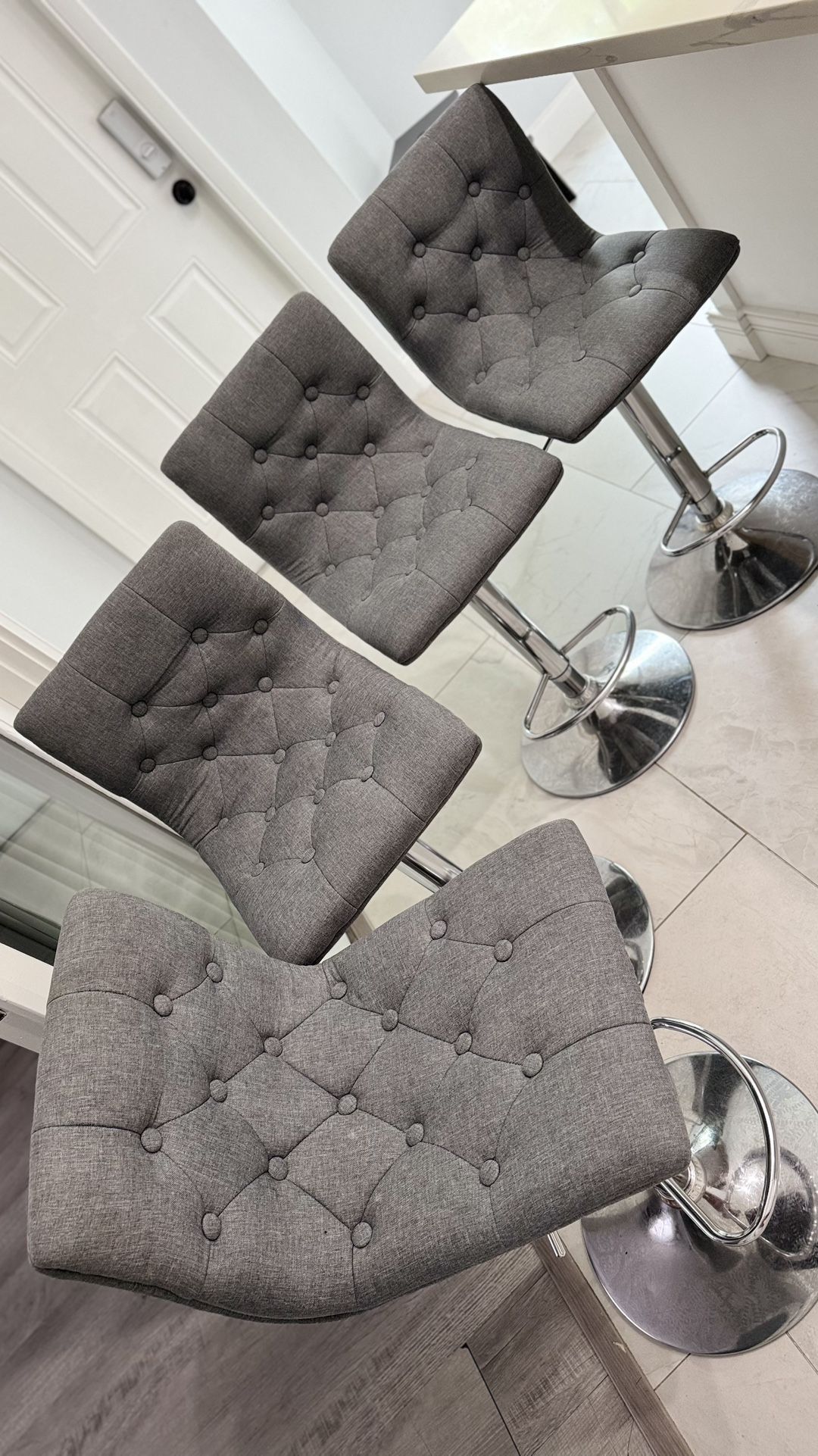 Set of 4 Swivel Bar Stools – Adjustable Height