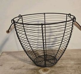 Vintage Round Wire Rustic Basket With Wood Handles 8 Inches X 9 Inches Decor