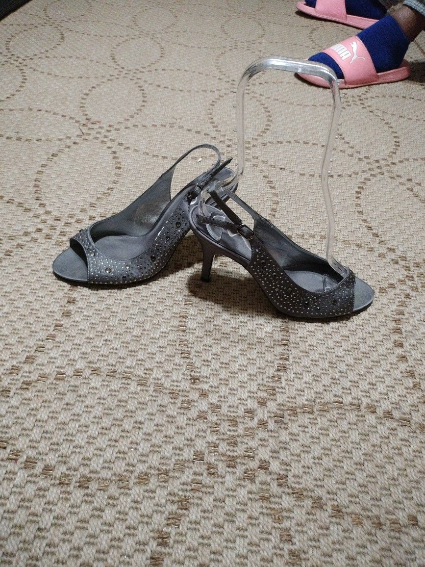 Used Nina sling open toe shoes Sandal heel strap Grey silver Size 7.5M