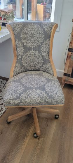 Rolling desk chair