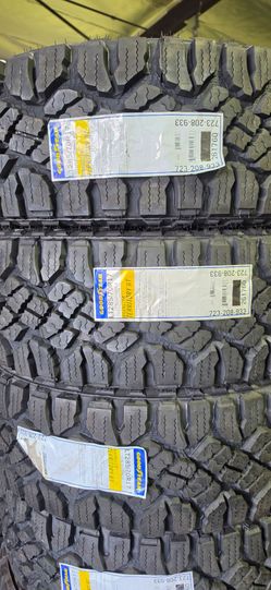 4 tires new LT285/70r17 Goodyear wrangler duratrac