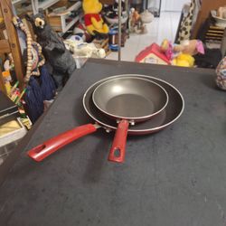 New 2PC Frying Pan Set, Rachel Ray Style Black Cooking Surface, Red Handles & Aluminum Bottom 8" & 10.5" Never Used