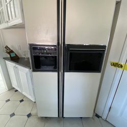 GE Side by Side Refrigerator/ Freezer, works 32”x36”x69.5” 