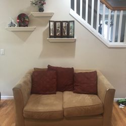 FULL COUCH PILLOW AND FUTON SET NEED TO SELL ASAP IN HAPPY VALLEU