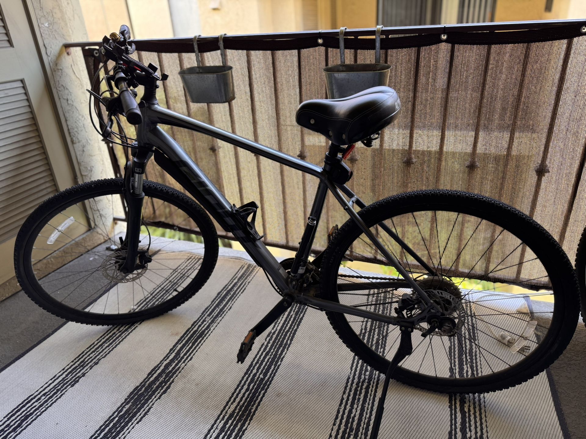 Giant Hybrid Mountain Bike $450 OBO