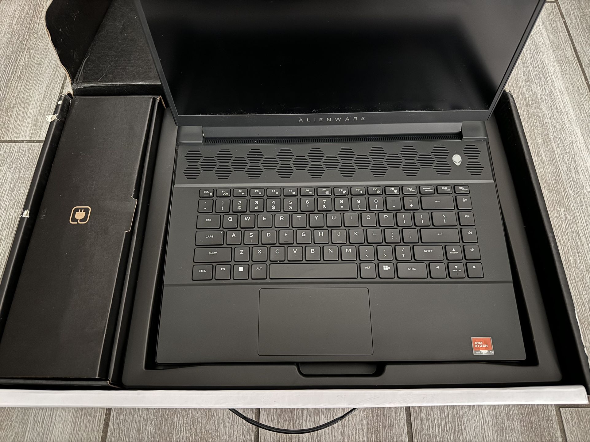 Alienware m16 16" Gaming Laptop QHD AMD Ryzen 9 7845HX 32GB RAM 1TB SSD NVIDIA GeForce RTX 4080