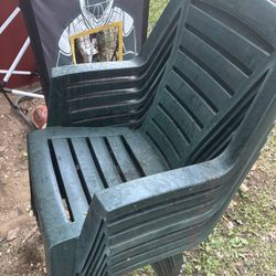 7 outdoor green Plastic Chairs (very Good Condition) -$40