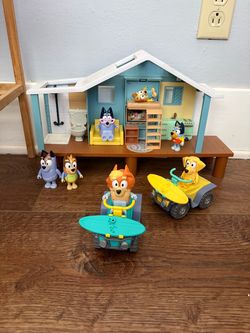 Bluey house, beach and vehicle set. 13 characters