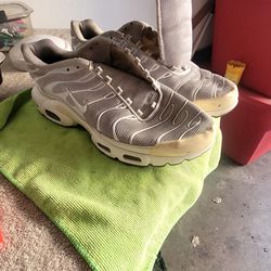 USED NIKES STILL HAVE ALOT  OFF LIFE LEFT ON THEM THERE A LITTLE  DIRTY  WERE SITTING  AROUND  USED NORMAL WEAR 