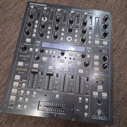 Dj mixer behringer ddm 4000