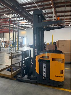 2012 reach fork lift