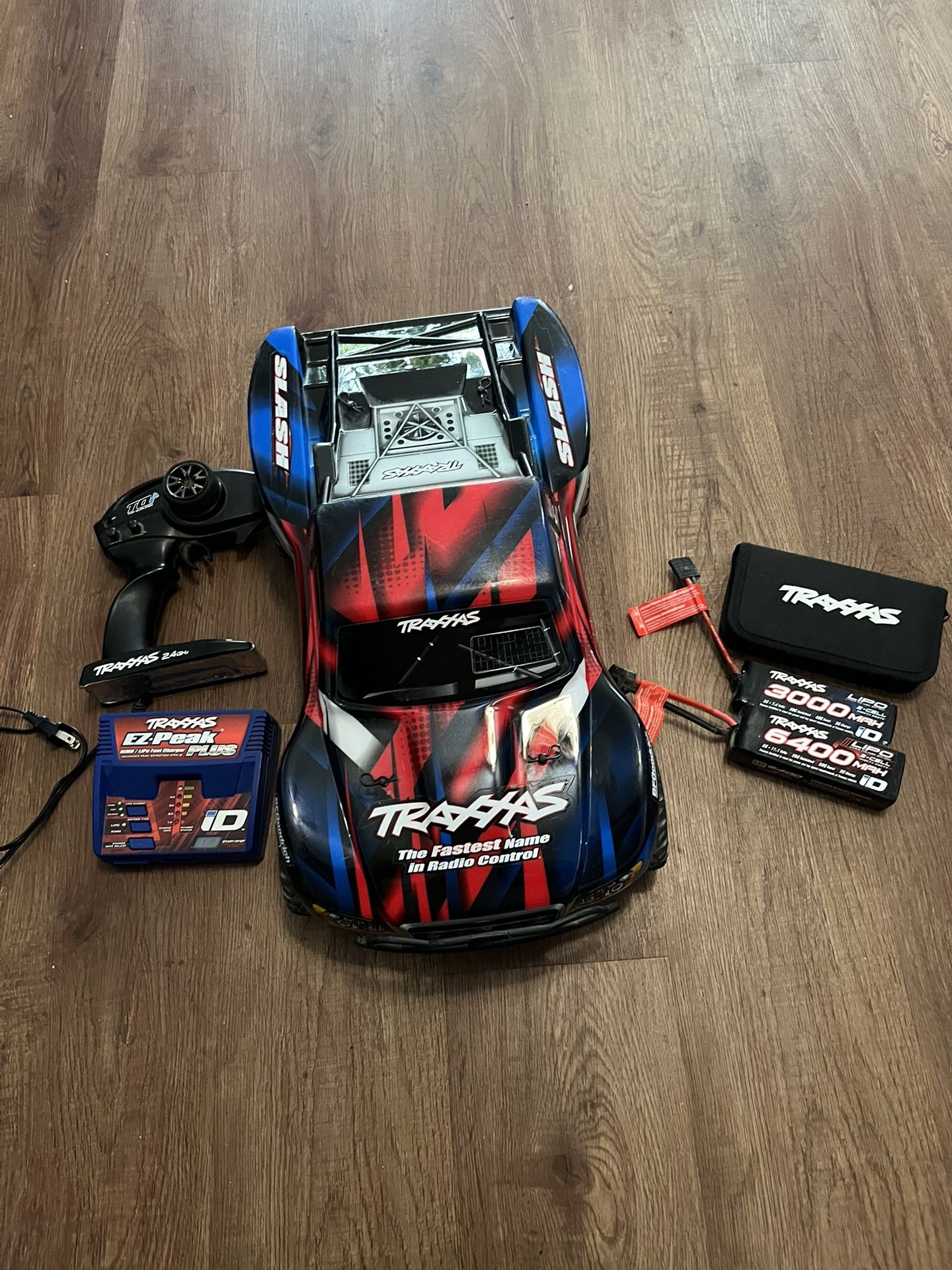 Traxxas Slash 4x4 Brushless – Ready to Run! (2 Batteries + Charger)