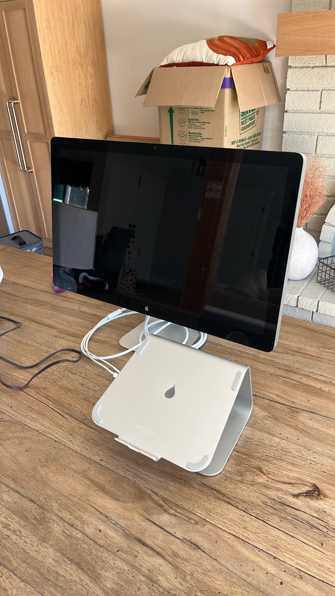 Apple 27” Thunderbolt Screen W/laptop Stand