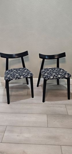 2 chairs New