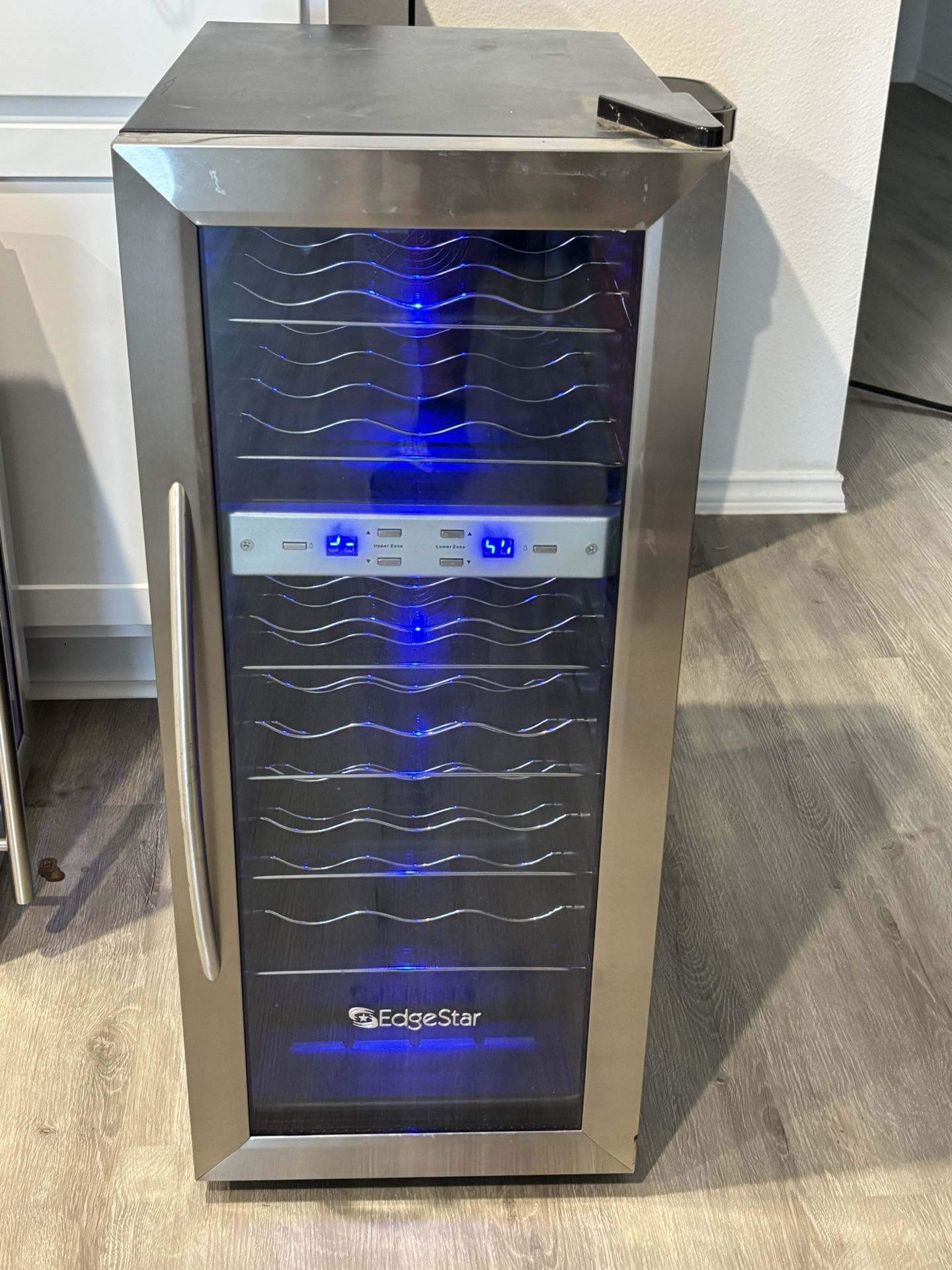 Edgestar 21 Bottle Dual Zone Free Standing Wine Cooler/ beverage mini fridge