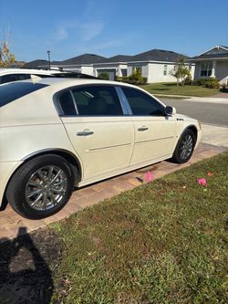 Full size white Buick lercerne