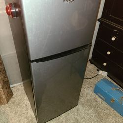 Whirlpool Refrigerator W/freezer... Like New!