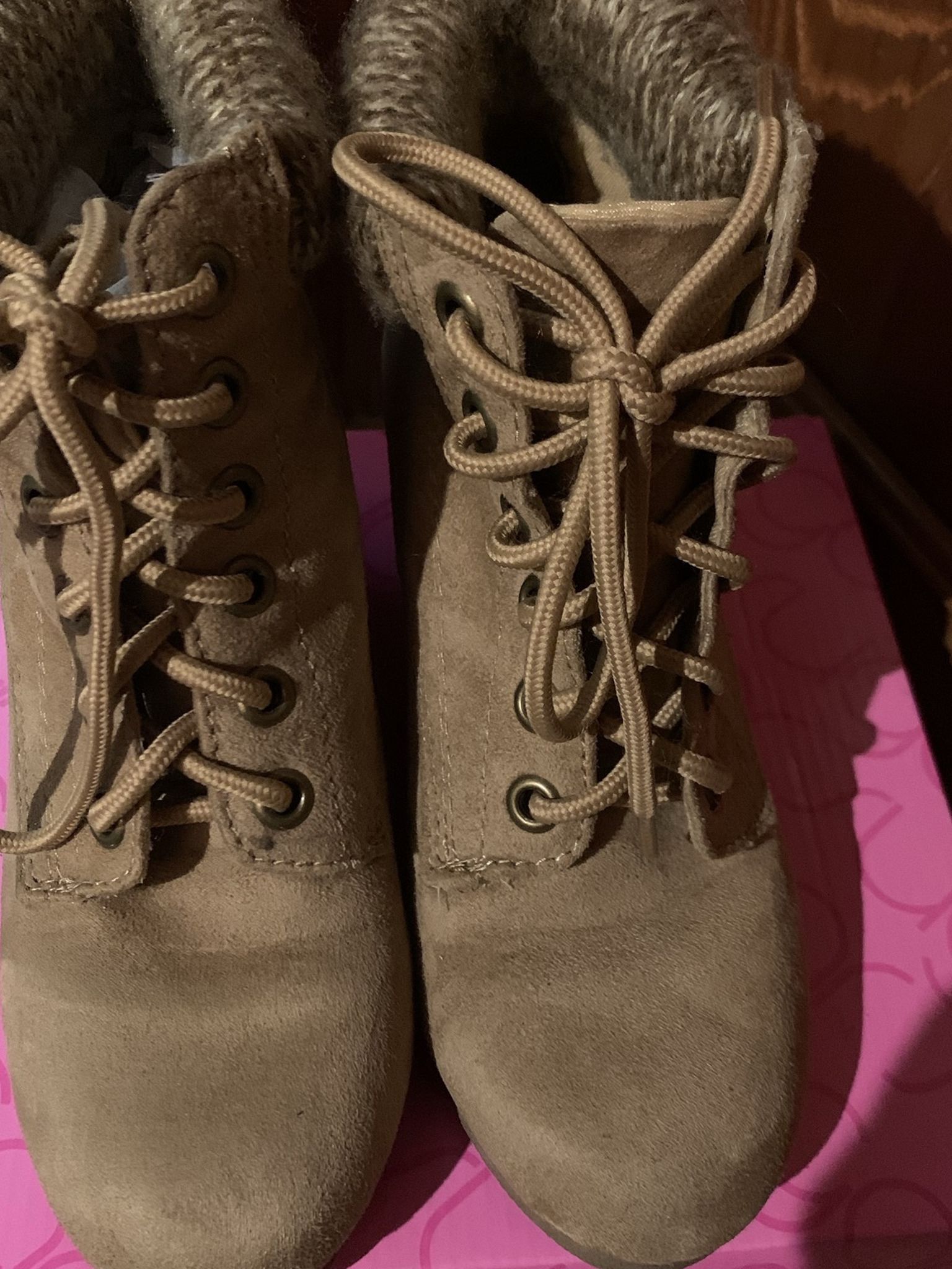 Ankle Boots Super Comfy And Cozy! I Only use It For A Couple Times They Are In Good Conditions