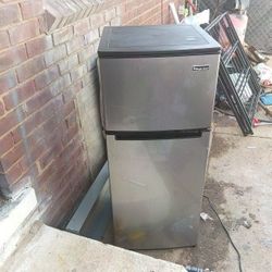 Magic Chef Fridge / Freezer