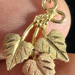 A Beautiful 10k Bicolor Leaves Pendent With1/20 10k Gold Filled Chain