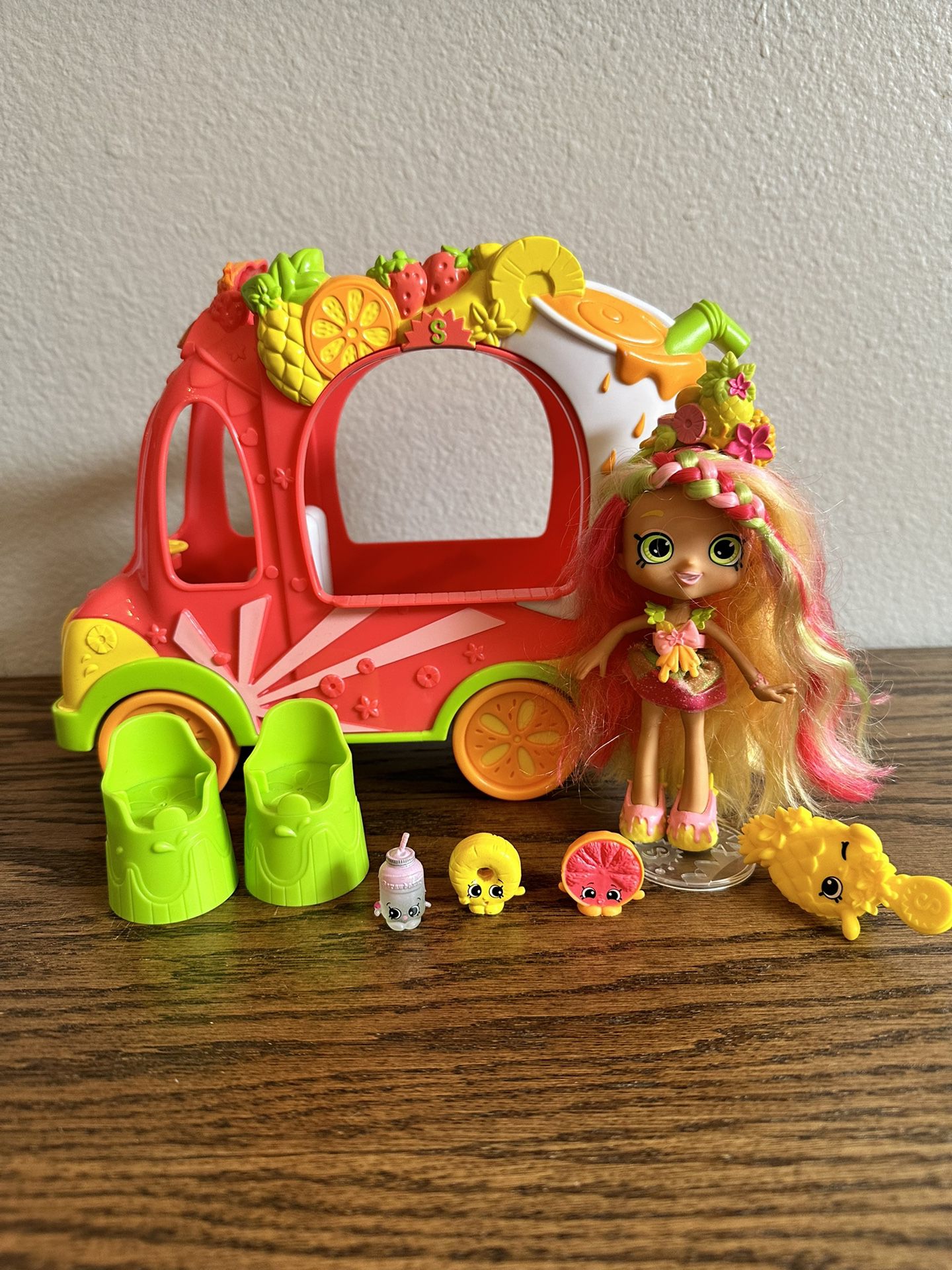 Shopkins Shoppies Pineapple Lily with Smoothie Truck Playset
