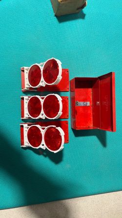 Road Safety Reflector Set with Metal Case