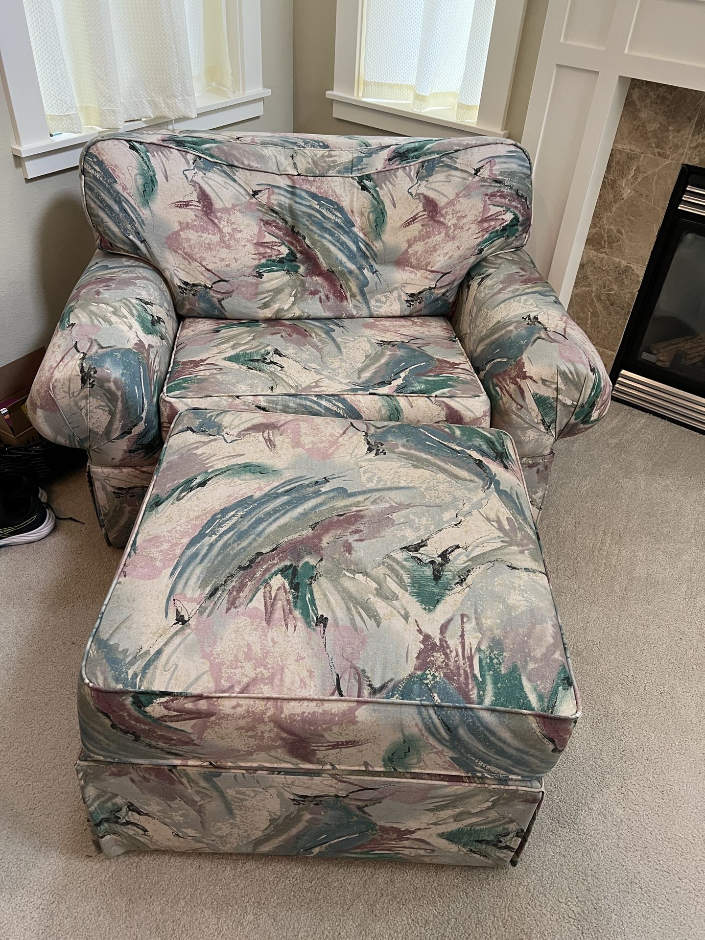 Free Comfy Wide Chair With Ottoman