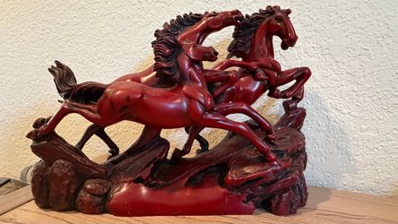 Running wild horses statue
