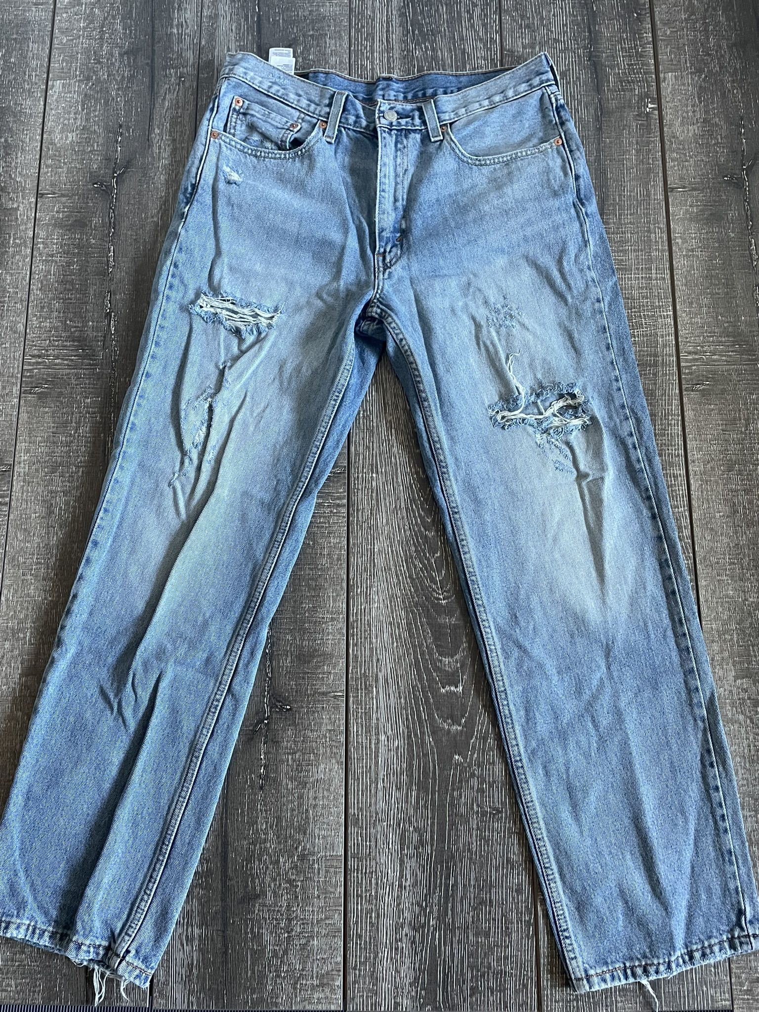 Men’s Ripped Baby Blue Levi 550 Jeans. Waist 33 and Length 32.